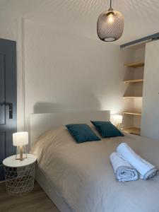 Posteľ alebo postele v izbe v ubytovaní Bel appartement T3 au 1er étage avec cour intérieure au RDC - Villa Marie