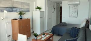 un soggiorno con un divano e un letto di TURISSTIKO Playa Carvajal a Fuengirola