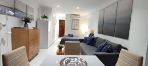 un soggiorno con un divano e un letto di TURISSTIKO Playa Carvajal a Fuengirola