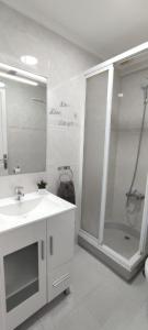 un bagno con doccia, lavandino e specchio di TURISSTIKO Playa Carvajal a Fuengirola Altre 19 foto