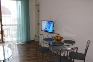 A television and/or entertainment centre at Apart complex Starfish със собствено паркомясто