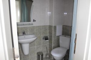 A bathroom at Apart complex Starfish със собствено паркомясто