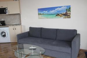 A kitchen or kitchenette at Apart complex Starfish със собствено паркомясто