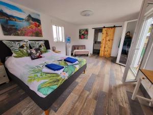 una camera con un grande letto di Country Cottage Cabana a Granadilla de Abona