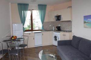 A kitchen or kitchenette at Apart complex Starfish със собствено паркомясто