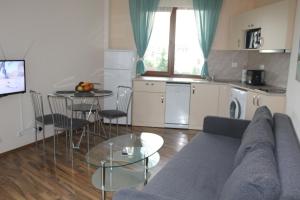 A kitchen or kitchenette at Apart complex Starfish със собствено паркомясто