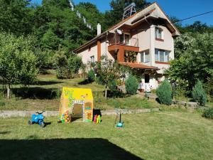 ein Haus mit einem Hof mit Spielstruktur in der Unterkunft Casa Noastra in Orşova