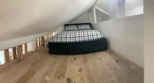 - une chambre avec un lit dans l'angle du grenier dans l'établissement Appartement - Proche CDG - Paris & Stade de France, à Aubervilliers