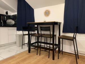 Kuchyňa alebo kuchynka v ubytovaní Appartement - Proche CDG - Paris & Stade de France