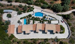 una vista aérea de una casa con piscina en Villas Amantea- four villas with big pool and infinity pool en Syvota