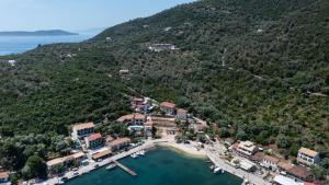 una vista aerea di una piccola isola in acqua di Villas Amantea- four villas with big pool and infinity pool a Sivota