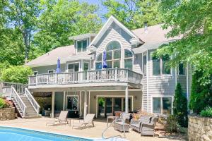 une maison avec un balcon et une piscine dans l'établissement Creekside Retreat, à New Buffalo