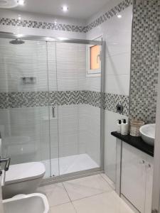 A bathroom at Apartamento con impresionantes vistas y piscina