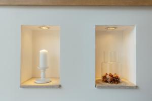 un espejo con una vela y un candelabro en Tamaris beach apartment en Herceg-Novi