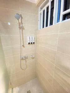 a bathroom with a shower with a shower head at Apartamento Pareche in Mata Chalupe