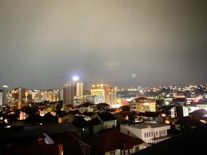 Nespecifikovaný výhled na destinaci Priština nebo výhled na město při pohledu z hotelu
