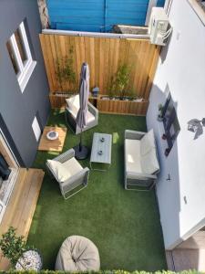 - une vue aérienne sur une arrière-cour dotée d'une terrasse avec des chaises et une table dans l'établissement The Violet House, à Costa Nova