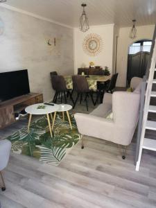 - un salon avec un canapé, des chaises et une table dans l'établissement The Violet House, à Costa Nova