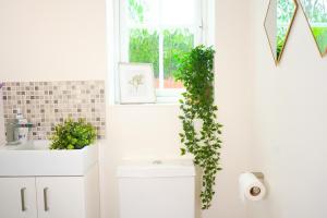Koupelna v ubytování 3 BED new build home with FREE parking BHX NEC HS2 CONTRACTORS FAMILIES + 17 fotografií