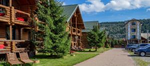 una calle en una ciudad con coches estacionados al lado de los edificios en Красна Поляна Family Club Resorts, en Bukovel