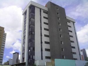 un gran edificio alto en medio de una ciudad en Flat na Praia de Iracema 105, en Fortaleza