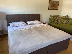 Llit o llits en una habitació de Schöne Ferienwohnung mit kostenlosem Parkplatz