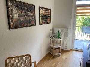 a room with a table and a picture on the wall at Schöne Ferienwohnung mit kostenlosem Parkplatz in Cottbus