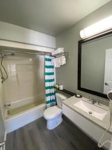 Ett badrum på Lakeshore Suites