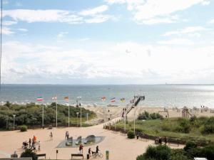 ペルツァーハケンにあるVilla Meeresrauschen, Ostseeperleの海岸と海の景色を望む建物