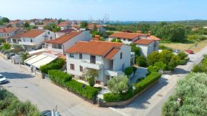 Vista ariale di una casa in un sobborgo di Apartments E&M a Pola (Pula)