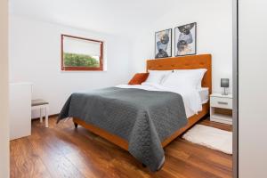 una camera da letto con un letto grande e uno specchio di Apartments E&M a Pola (Pula)