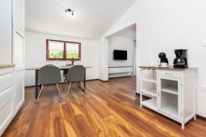 una cucina e una sala da pranzo con tavolo e sedie di Apartments E&M a Pola (Pula)