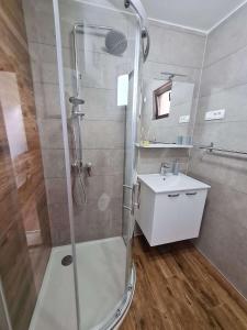 Kúpeľňa v ubytovaní Apartmani Lovre i Zara