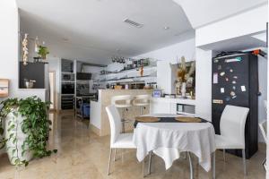 cocina y comedor con mesa y sillas en VIP seafront villa, en El Toro