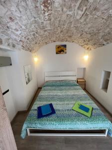 - une chambre dotée d'un lit avec deux plis dans l'établissement casa claudia, à Putignano