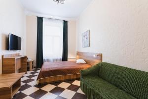 pokój hotelowy z łóżkiem i kanapą w obiekcie Mini hotel Non-Stop w Kijowie