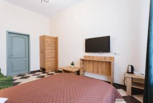 キーウにあるミニ ホテル ノン ストップのベッドルーム(ベッド1台、薄型テレビ付)