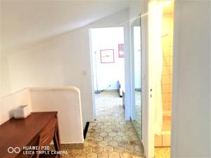 um corredor que leva a uma casa de banho com lavatório em Appartement 16 en duplex, deux chambres - LES SUITES DE ROBINSON - Résidence avec piscine en bord de Siagne, à Mandelieu-La-Napoule em Mandelieu-la-Napoule