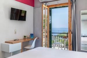 TV a/nebo společenská místnost v ubytování Panormos Beach Hotel Skopelos