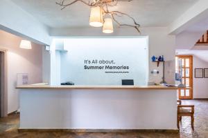 Um sinal que diz que é tudo sobre Marmont Marmont de Verão. em Panormos Beach Hotel Skopelos em Panormos