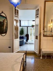 um quarto com uma cama e uma sala de estar em B&B Lido Liberty - "L'abbraccio di Klimt" em Lido di Ostia