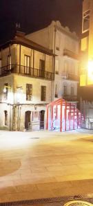 ein Gebäude mit einer roten Telefonzelle davor in der Unterkunft Acogedor apartamento en el Casco Antiguo in Vigo