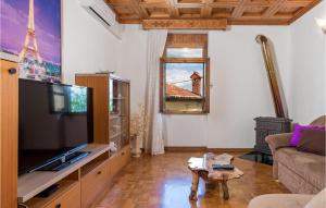 een woonkamer met een tv en een bank bij Stunning Apartment In Bregi With Kitchen in Breza