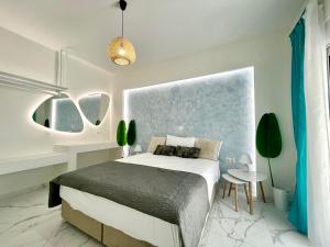 um quarto com uma cama grande e uma mesa em The Sky Yard Eclectic Studios in Ilha de Rhodes