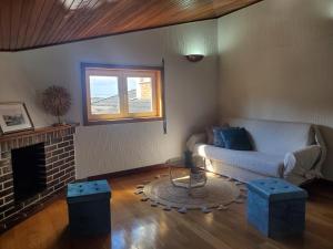 - un salon avec un canapé et une cheminée dans l'établissement Casa Milia Orange, à Marinhas