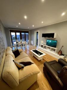 un soggiorno con divano e TV a schermo piatto di Vacaciones en Costa Morrazo, playas y restaurantes a Pontevedra