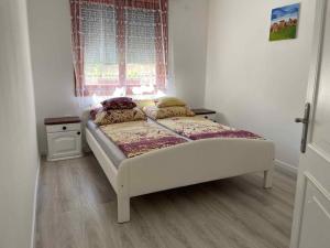 En eller flere senge i et værelse på Apartment in Balatonbereny - Balaton 18046 + 16 billeder