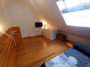 a small room with a bed and a television at Le Therminus, T2Bis au cœur de Luchon in Luchon