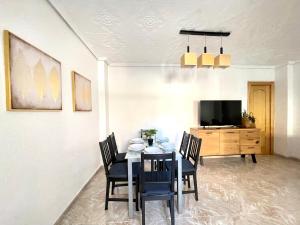 A television and/or entertainment centre at UIM Mediterraneo PB America Wifi