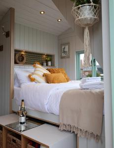 ein Schlafzimmer mit einem großen weißen Bett und einem Tisch in der Unterkunft Luxury Retreat 30mins Taxi Ride From West London in Chessington